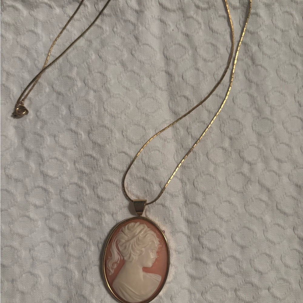 Elegant Gold Cameo Pendant Necklace
